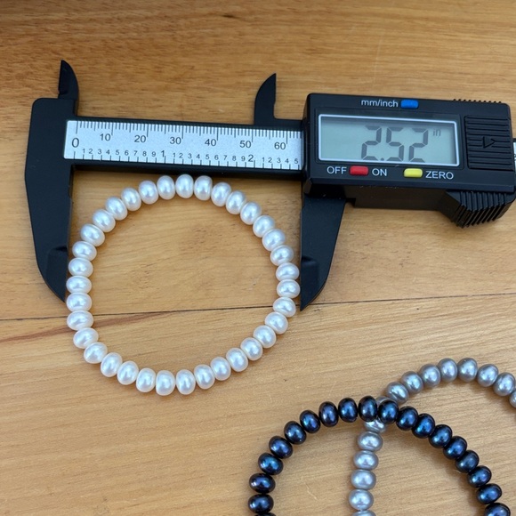 Set of 3 HONORA Freshwater Button Pearl Stretch Bracelets Shades of Gray 6.5mm - Picture 5 of 6